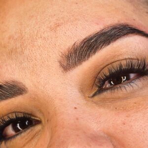 Promoción de cejas y pestañas mes de agosto