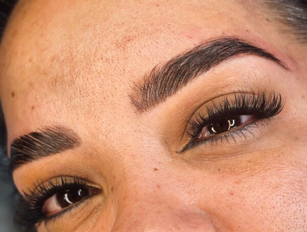 Promoción de cejas y pestañas mes de agosto